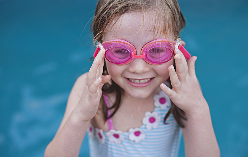 girl-swim-goggles